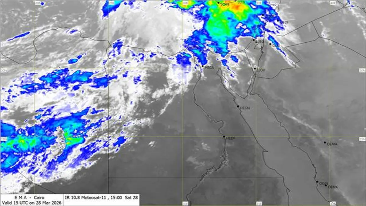 أمطار متفاوتة الشدة تضرب 4 مدن في الصحراء الغربية تحت غطاء سحابي